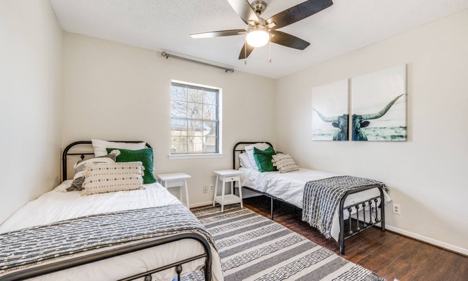 Justin House | Charming City Retreat in Justin - Pet-Friendly & Remodeled