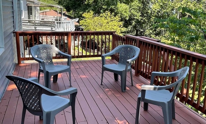 Charleston House | Cozy Retreat: High-Rated Stay with Breakfast Included
