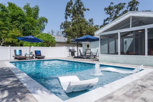 Vamo House | Charming Cottage in Family-Friendly South Sarasota
