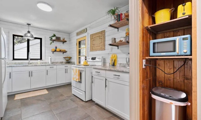 Hot Springs House | Charming Cottage Steps from Oaklawn and Downtown Attractions