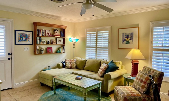 Braden River House | Idyllic Guest House with Pool & Lake Views - Rated 10/10