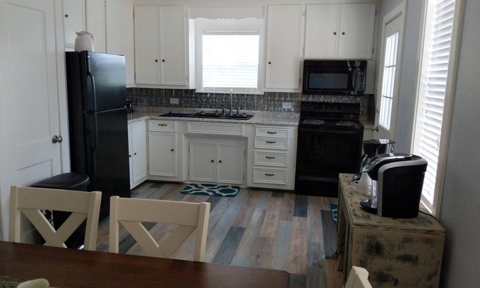Brenham House | Charming Country Cottage: Pet-Friendly Retreat Off The Path