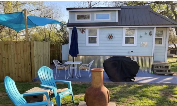 Burnet House | Cozy 1-Bedroom Tiny Home with Hot Tub & Kayak Access