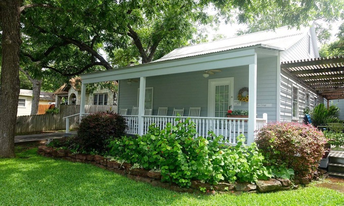 New Braunfels Cottage | Quaint Cozy Cottage, walking distance to downtown, Comal River & Schlitterbahn