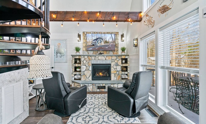 Locust Grove Cottage | Idyllic LakeView Cottage - Pet Friendly & Family-Friendly Escape