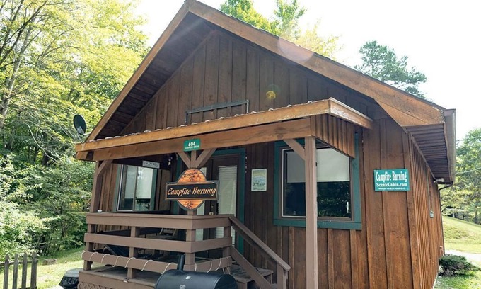 Primrose Cabin | Cozy Cabin with Hot Tub Near Natural Bridge State Park