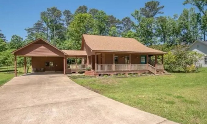 Pineville Cabin | Quaint, Cute & Central! **Downstairs ONLY!!!**