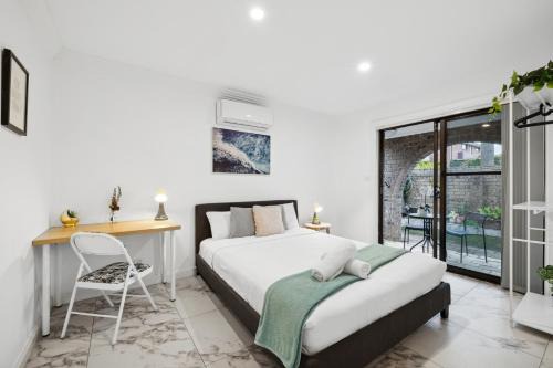 Glenfield House | Cozy Double Room with AC & Kitchen - Prime City Location