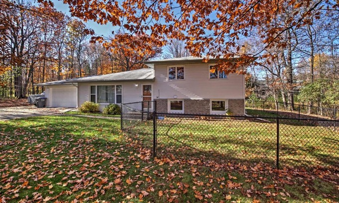 Kenwood House | Charming Duluth Retreat with Private Yard for Families