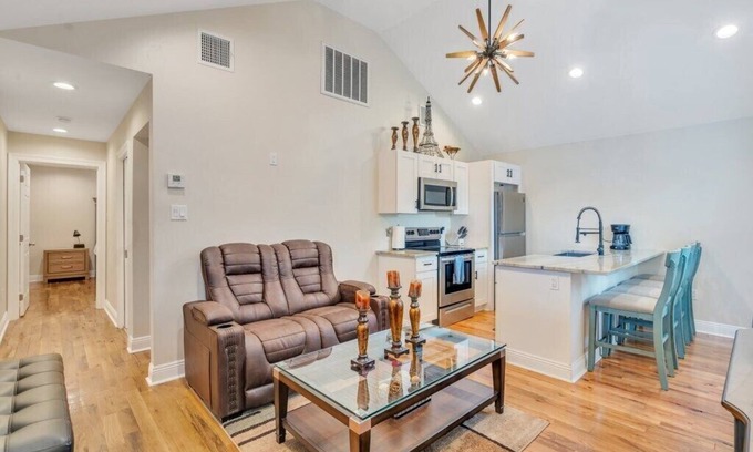 Gentilly Terrace Condo | Inviting Gentilly: Cozy 2BR Guesthouse with Kitchen & Parking
