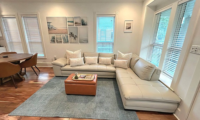 Houston Heights House | Discover Comfort at UNKNOWNNAME: Family-Friendly Hotel