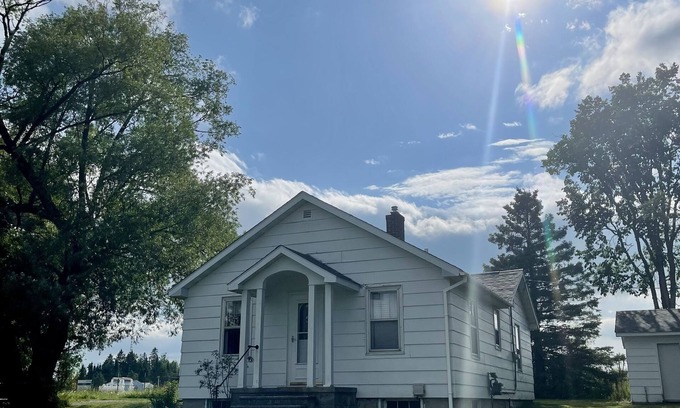 Rapid River House | Charming Retreat in Prime Location with Pool and Breakfast