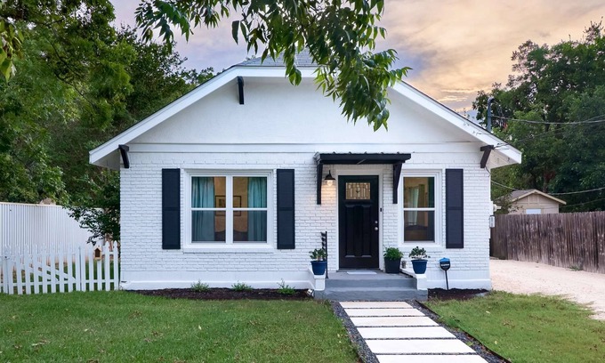 Georgetown House | Inviting Cottage Steps from Georgetown Square with Breakfast