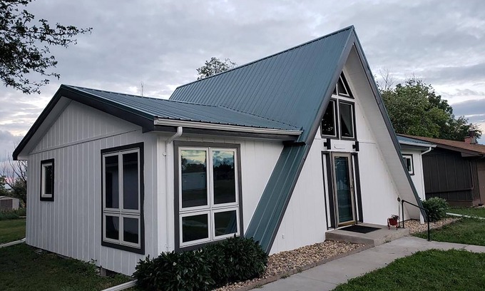 Kimball House | Cozy Retreat Near Missouri River with Spa and Pet-Friendly