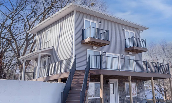 Atchison House | Scenic River House with Breakfast and Family-Friendly Amenities
