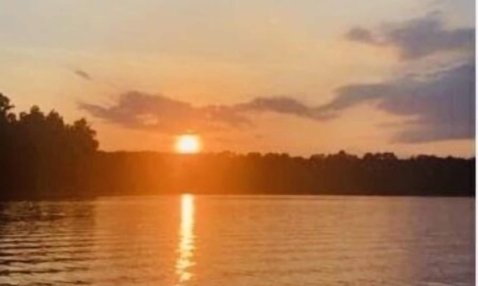 Hardwick House | Tranquil Lake House with Ocean View & Hot Tub Amenities