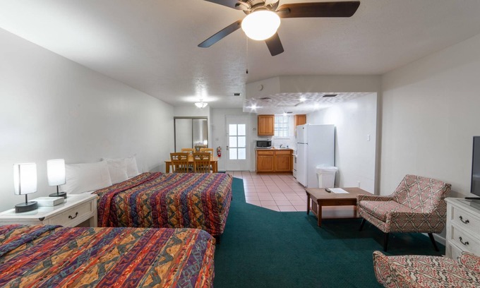 Everglades City Hotel | Cozy Lakeside Family Suite with Kitchen & Pool Access