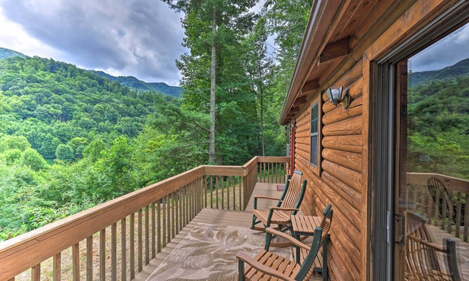 Warrensville Cabin | Cozy Log Cabin with Scenic Views Near West Jefferson