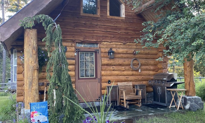 Coram Cabin | Idyllic Log Cabin with River View Near West Glacier Park