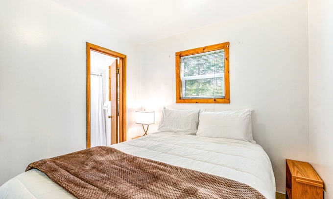 Nahcotta House | Cozy Motel Suite with Kitchenette Near Golf and Beach