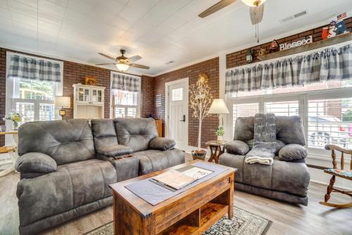 Mount Vernon House | Cozy Mt Vernon Cottage Steps from Historic Downtown!