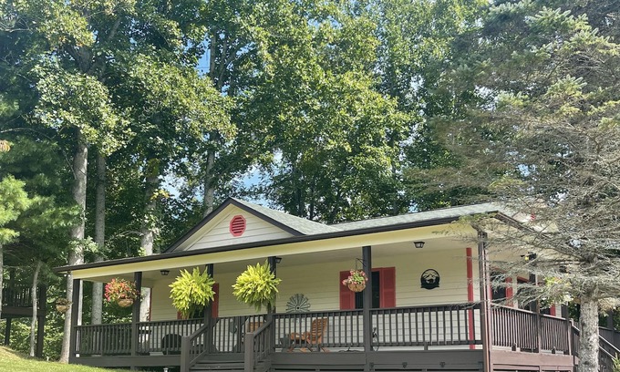 Piney Creek Cabin | Cozy Piney Creek Cabin with Deck and Pool for Your Retreat