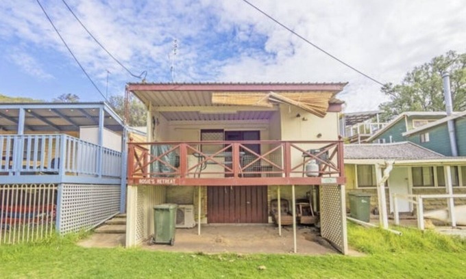 Caloote House | Pet-Friendly Quaint River Shack with Kitchen Access