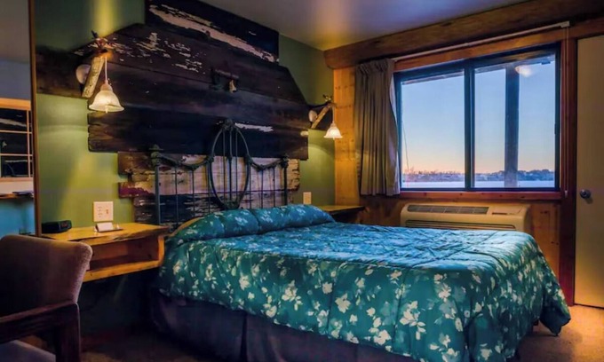 Rice Lake Apartment | Inviting Hummingbird Haven at Curriers Lakeview Resort