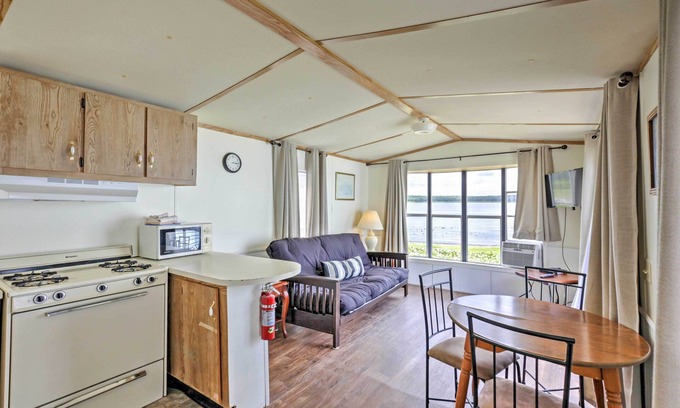 Silver Springs Cabin | Cozy Silver Springs Cabin with Lake Access and Spa Amenities