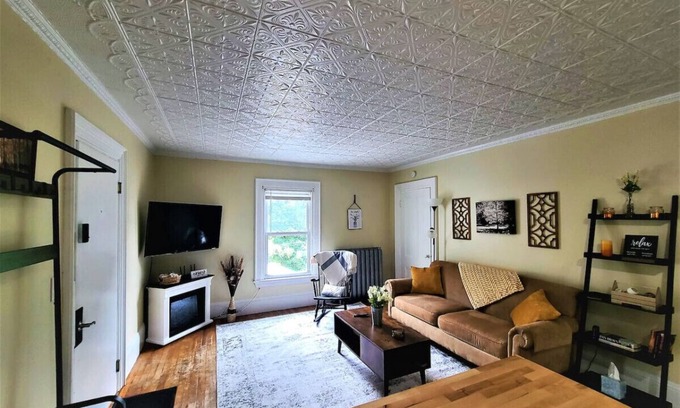 Skowhegan Apartment | Cozy Skowhegan Apartment with Fireplace and Breakfast