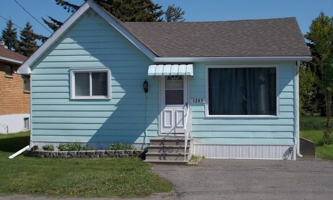 Thunder Bay House | Charming 3 Bedroom House with Spa and Hot Tub Awaits