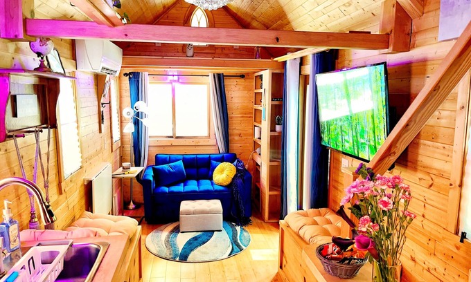 Clarkdale Cabin | Charming Tiny House with Kitchen near ATL Airport & Midtown