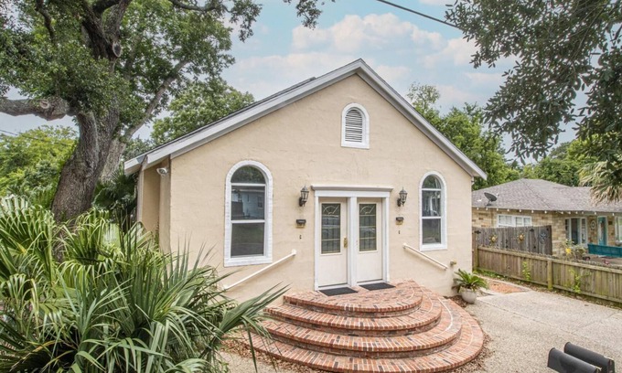 East Biloxi House | Cozy Beachfront Retreat with Ocean View & Town Access
