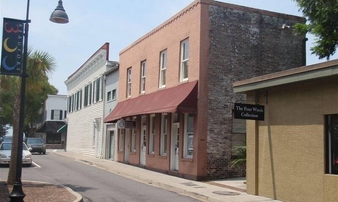 Historic Downtown Apartment | Inviting Studio Loft with Pool & Spa in Downtown Beaufort