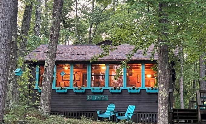 West Newfield Cottage | Charming Summer Getaway at Beautiful Balch Lake