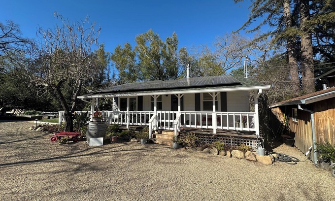 Oak Knoll Cottage | Charming Vineyard Cottage on Dry Creek - Pet Friendly Escape