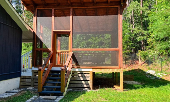 Epworth Cottage | Idyllic Wooded Retreat with Firepit, Fast WiFi & Pet Friendly