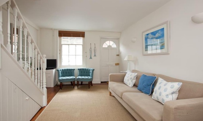 Arundel House | Historic Quaker Cottage: Family-Friendly Stay in Arundel