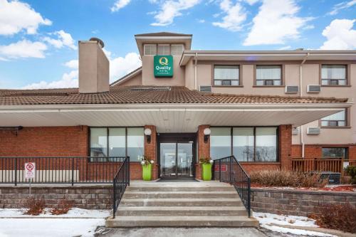 Burlington Hotel | Quality Hotel Burlington: Pet-Friendly Retreat with Pool