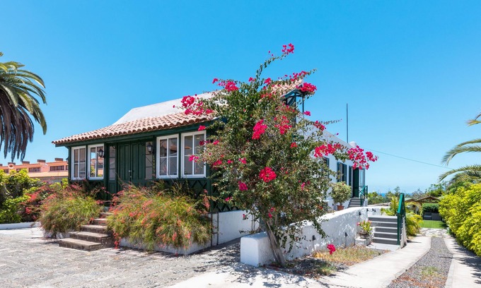 Puerto de la Cruz House | Cozy Retreat Near the Sea with Garden & Free WiFi