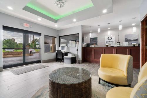 Adairsville Hotel | Pet-Friendly Quality Inn Adairsville-Calhoun South Awaits