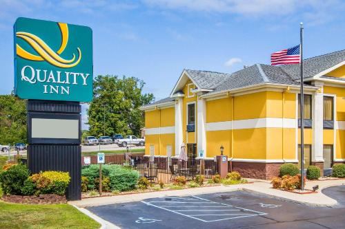 Alexander City Hotel | Comfortable Stay at Quality Inn Alexander City with Pool