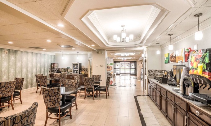 Alexander City Hotel | Discover Quality Inn Alexander City with Pool & Dining