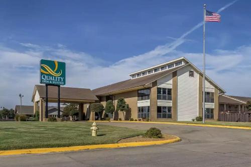 Stuttgart Hotel | Comfortable Stays at Quality Inn and Suites with Pool Access