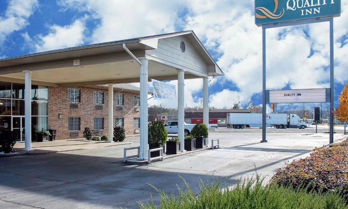 Caddo Valley Hotel | Pet-Friendly Quality Inn Arkadelphia with Pool & Ocean View