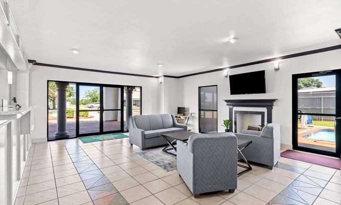 Bastrop Hotel | Welcoming Quality Inn Bastrop: Pool, Kitchen & Breakfast