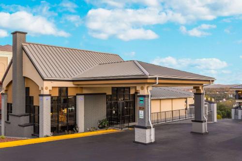 Branson Theater District Hotel | Convenient Quality Inn Branson with Family-Friendly Amenities