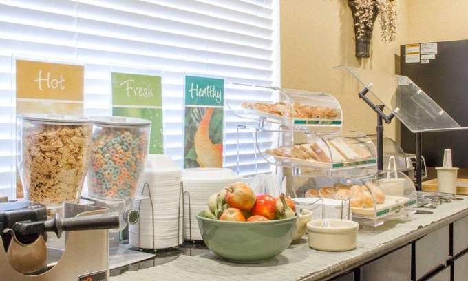 Broken Arrow Hotel | Welcoming Quality Inn Broken Arrow: Pool, Restaurant & More