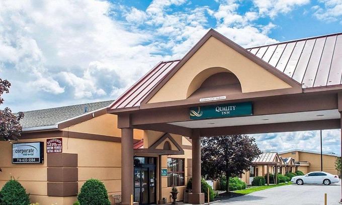 Cheektowaga Hotel | Budget-Friendly Quality Inn Buffalo Airport with Family Amenities