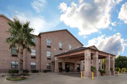 Buffalo Hotel | Relax at Quality Inn Buffalo with Oceanfront Views
